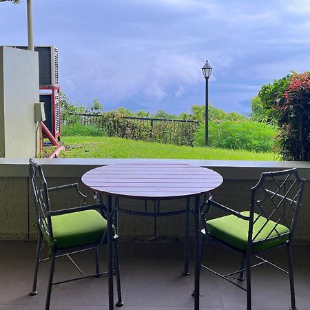 Taal Vista Hotel Tagaytay City Exteriér fotografie A balcony in a condominium