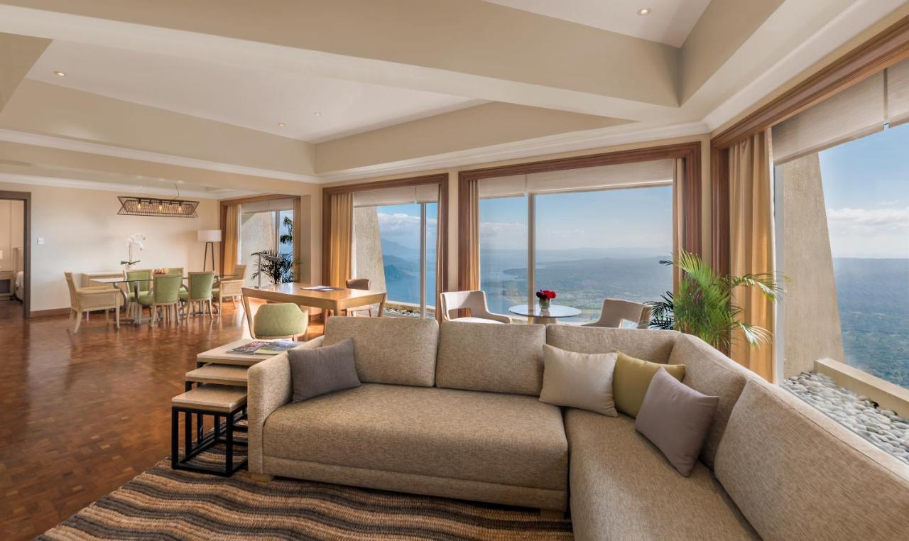 Taal Vista Hotel Tagaytay City Exteriér fotografie A living room in a suite at the Four Seasons Hotel Istanbul