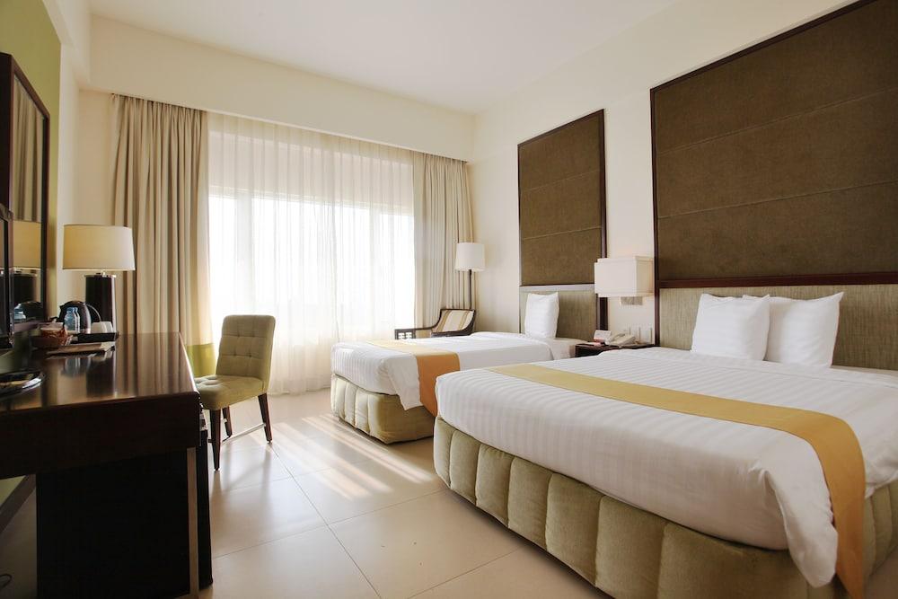 Taal Vista Hotel Tagaytay City Exteriér fotografie A room at the hotel