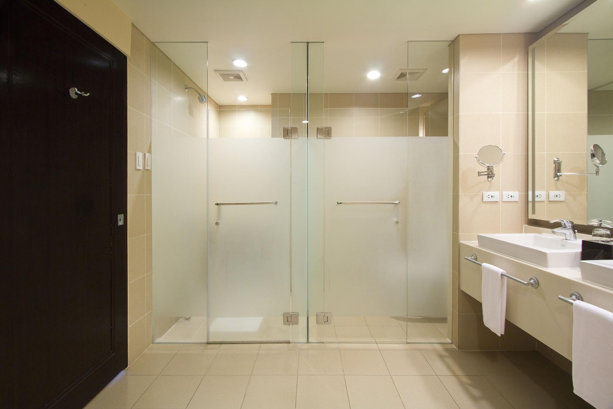 Taal Vista Hotel Tagaytay City Exteriér fotografie A walk-in shower