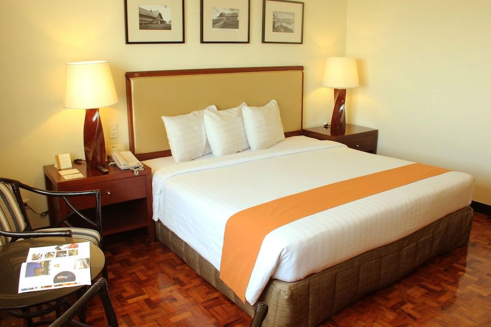 Taal Vista Hotel Tagaytay City Exteriér fotografie A room at the hotel