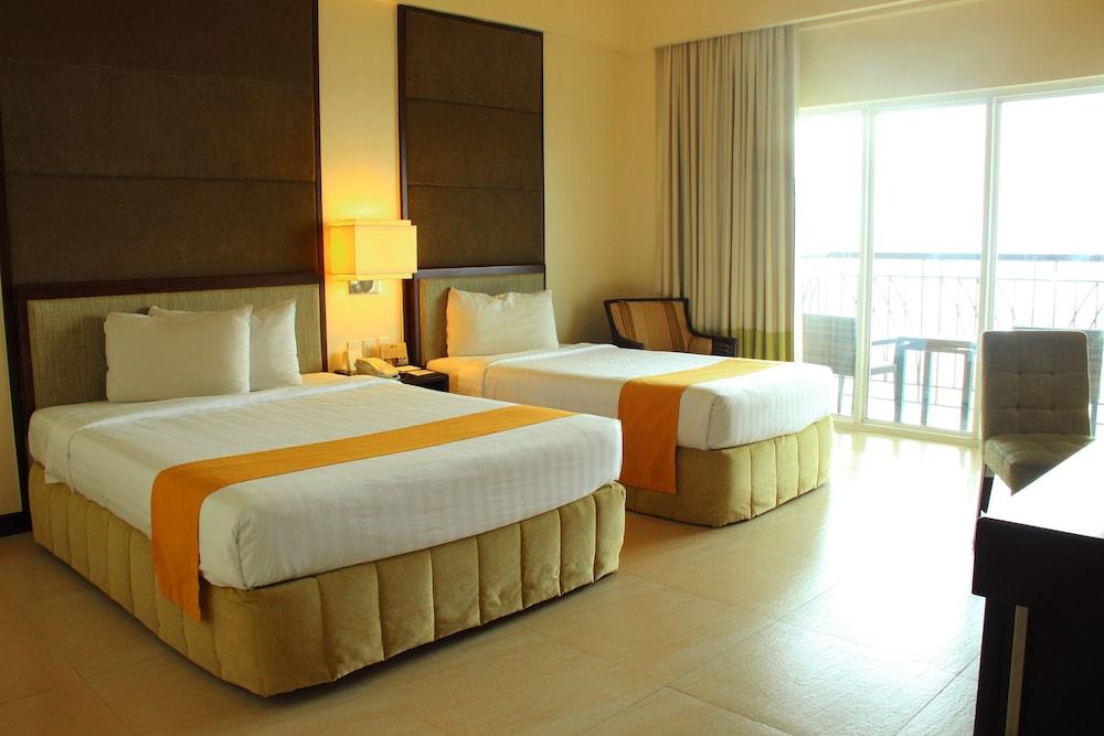 Taal Vista Hotel Tagaytay City Exteriér fotografie A room at the hotel