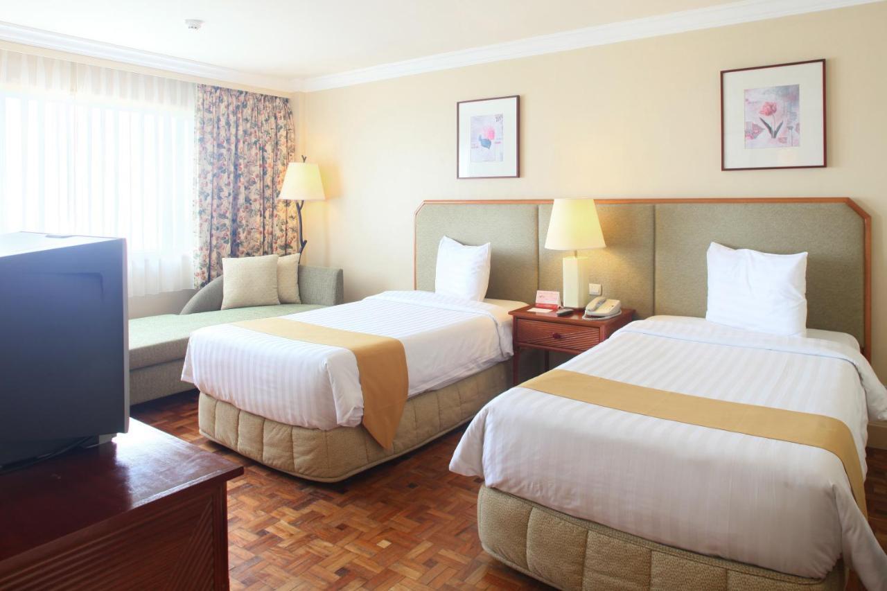 Taal Vista Hotel Tagaytay City Exteriér fotografie A room at the hotel