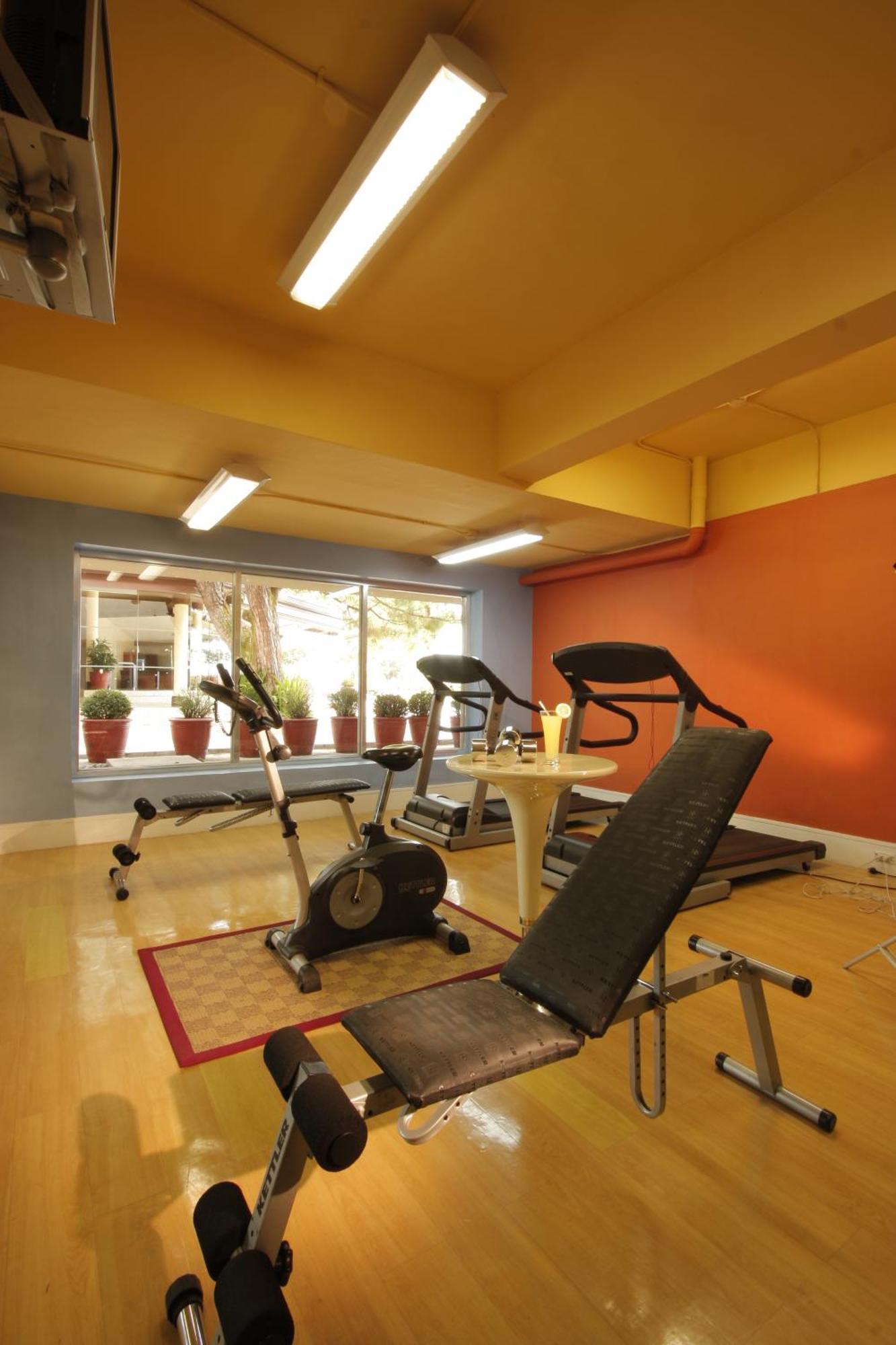 Taal Vista Hotel Tagaytay City Exteriér fotografie The gym at the hotel
