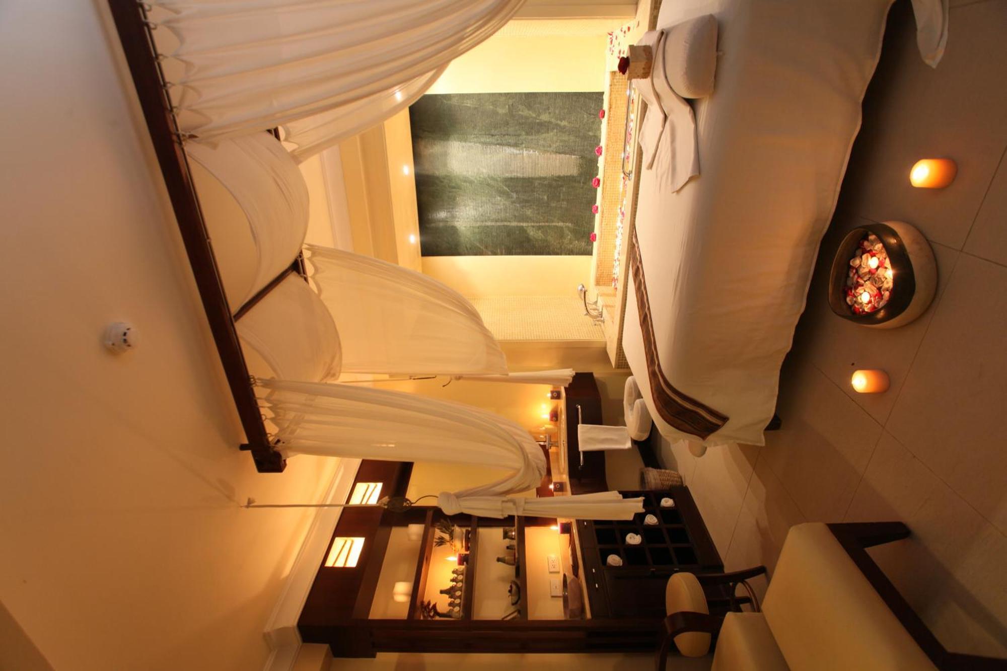 Taal Vista Hotel Tagaytay City Exteriér fotografie A room at the spa