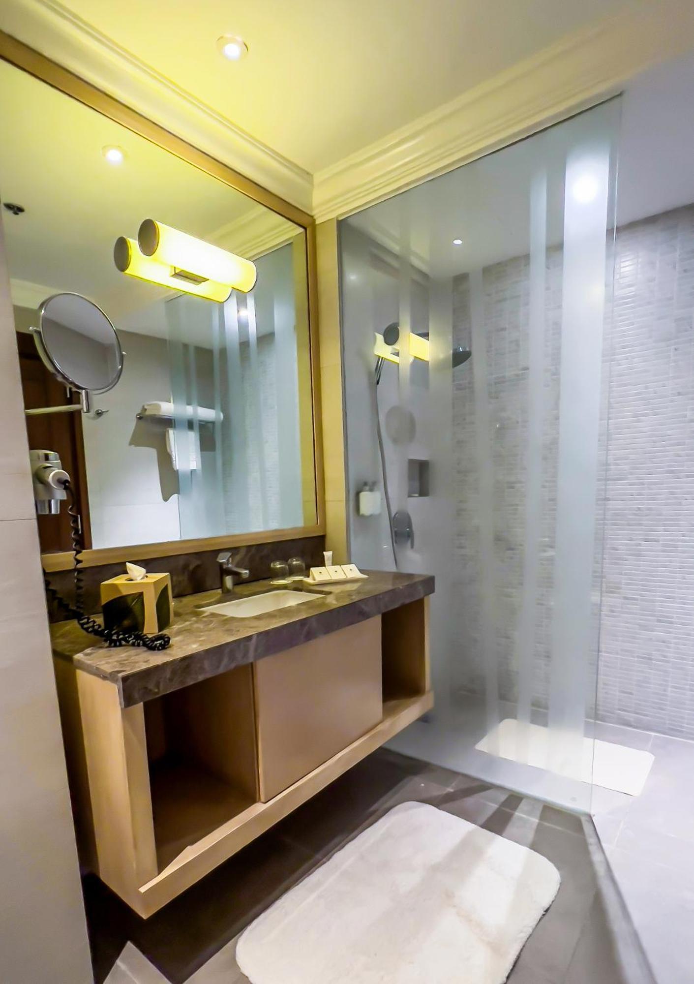 Taal Vista Hotel Tagaytay City Exteriér fotografie Bathroom