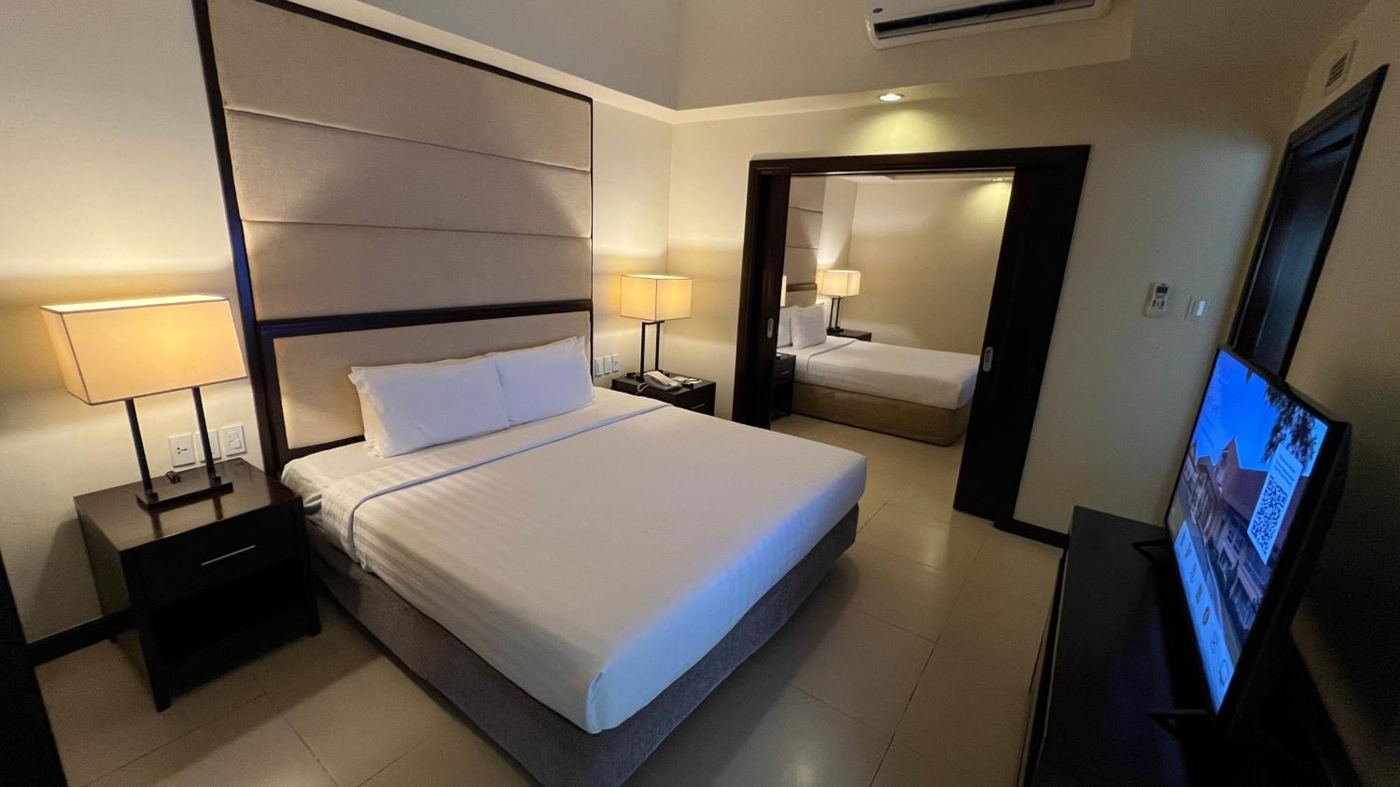 Taal Vista Hotel Tagaytay City Exteriér fotografie A bedroom at the hotel