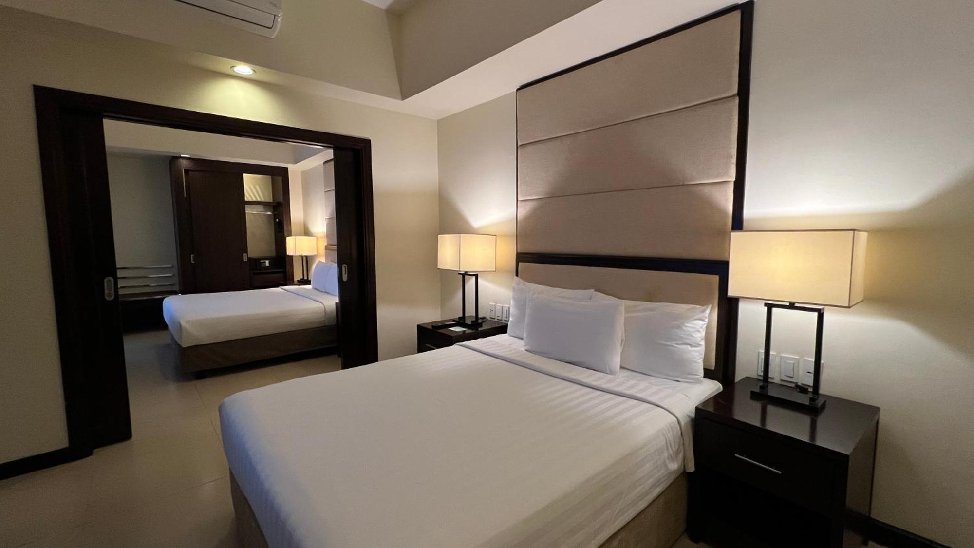 Taal Vista Hotel Tagaytay City Exteriér fotografie A bedroom at the hotel