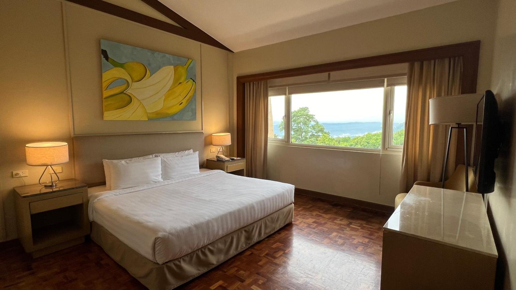 Taal Vista Hotel Tagaytay City Exteriér fotografie A bedroom at the Shangri-La Hotel, Kuala Lumpur