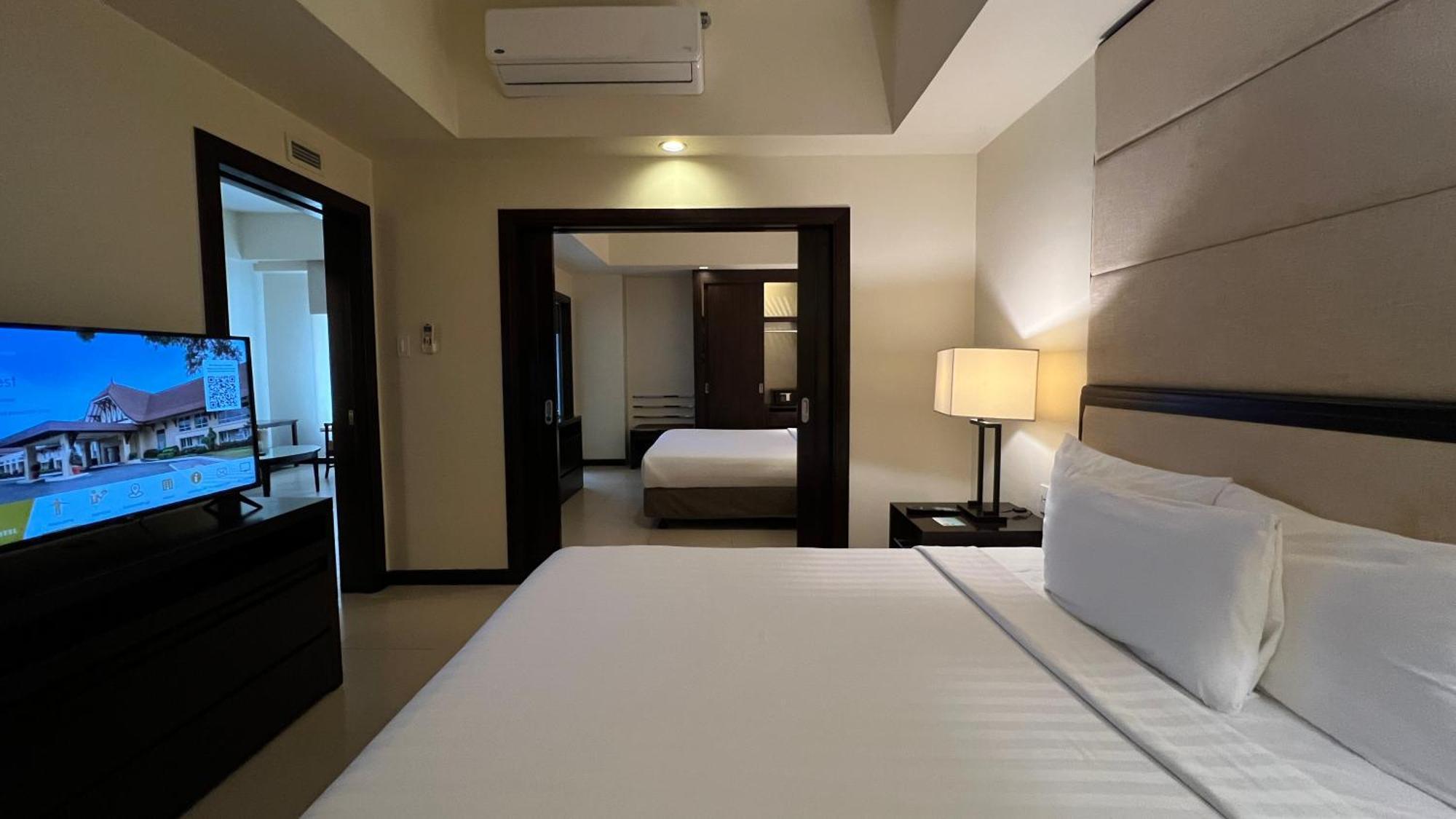 Taal Vista Hotel Tagaytay City Exteriér fotografie A bedroom at the hotel