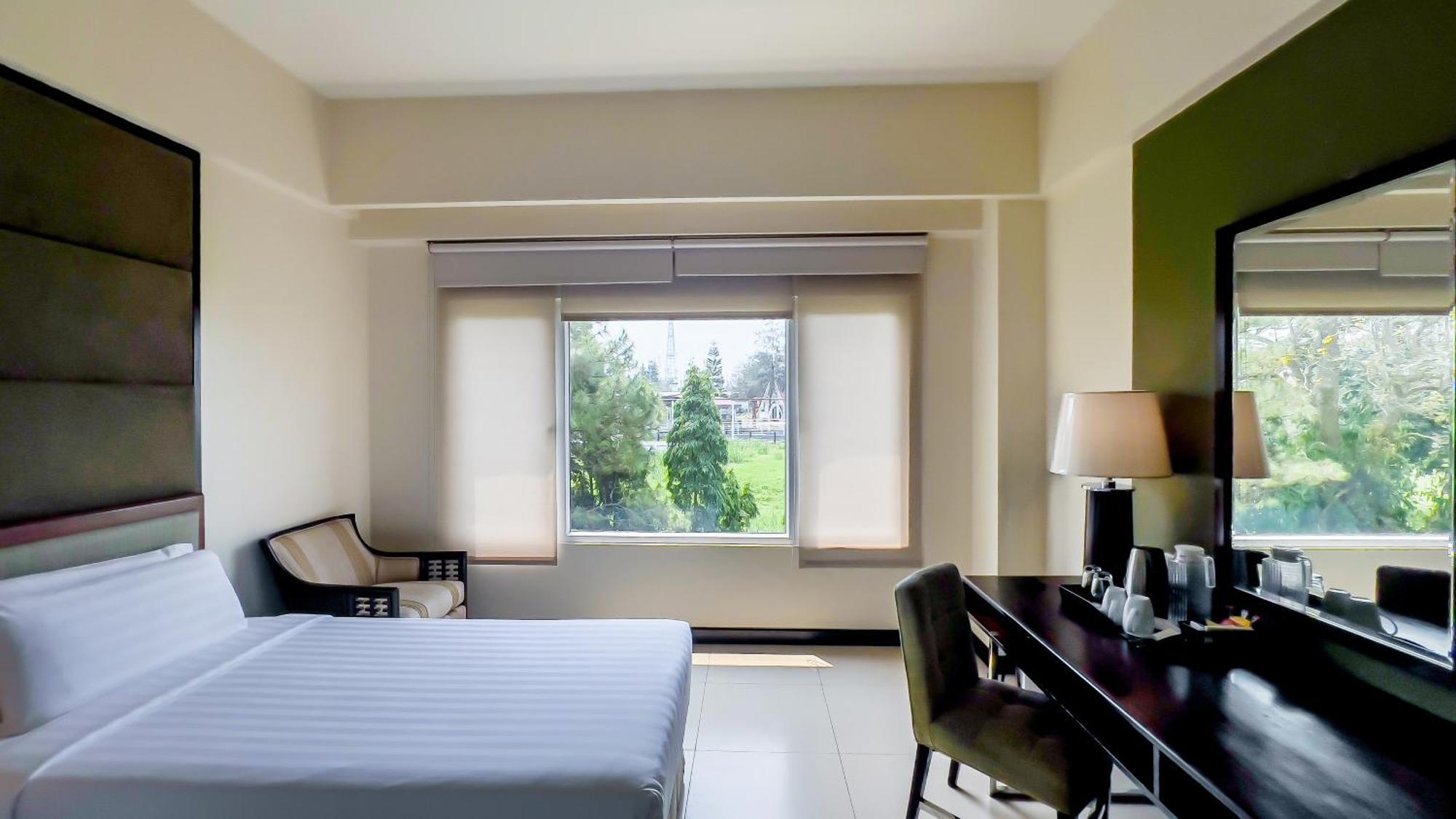 Taal Vista Hotel Tagaytay City Exteriér fotografie A room at the hotel