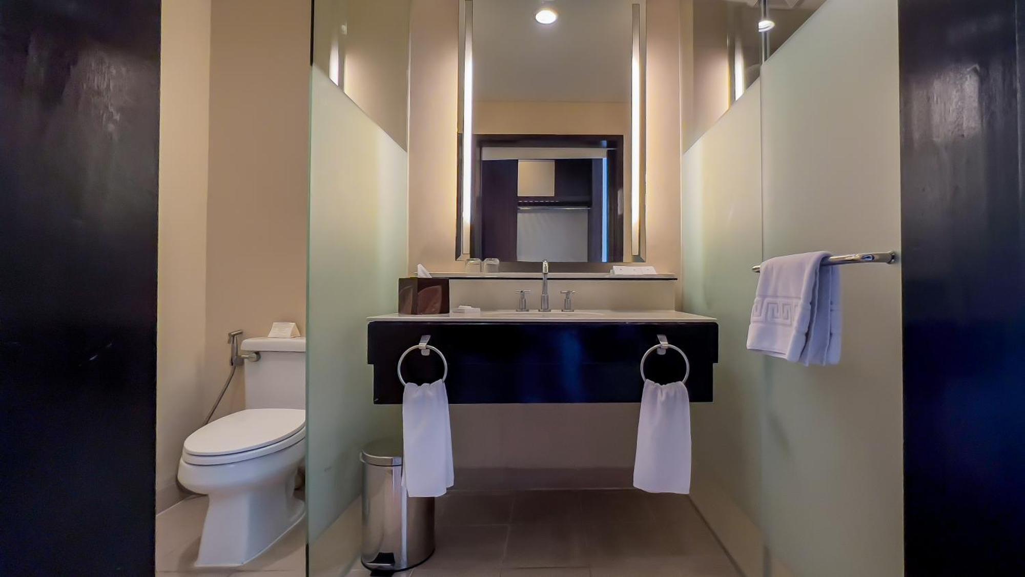Taal Vista Hotel Tagaytay City Exteriér fotografie Bathroom in a hotel