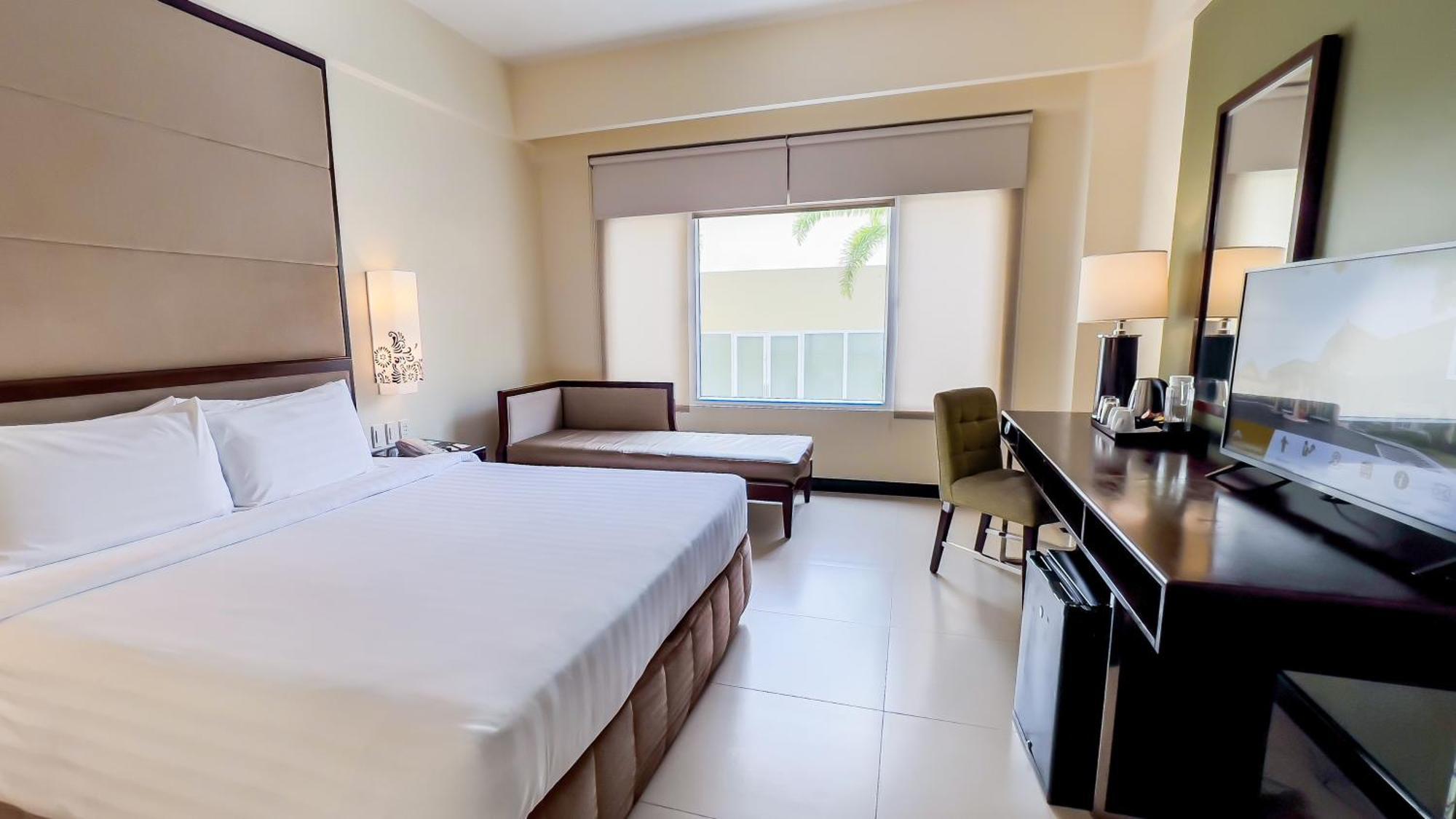 Taal Vista Hotel Tagaytay City Exteriér fotografie A room at the hotel