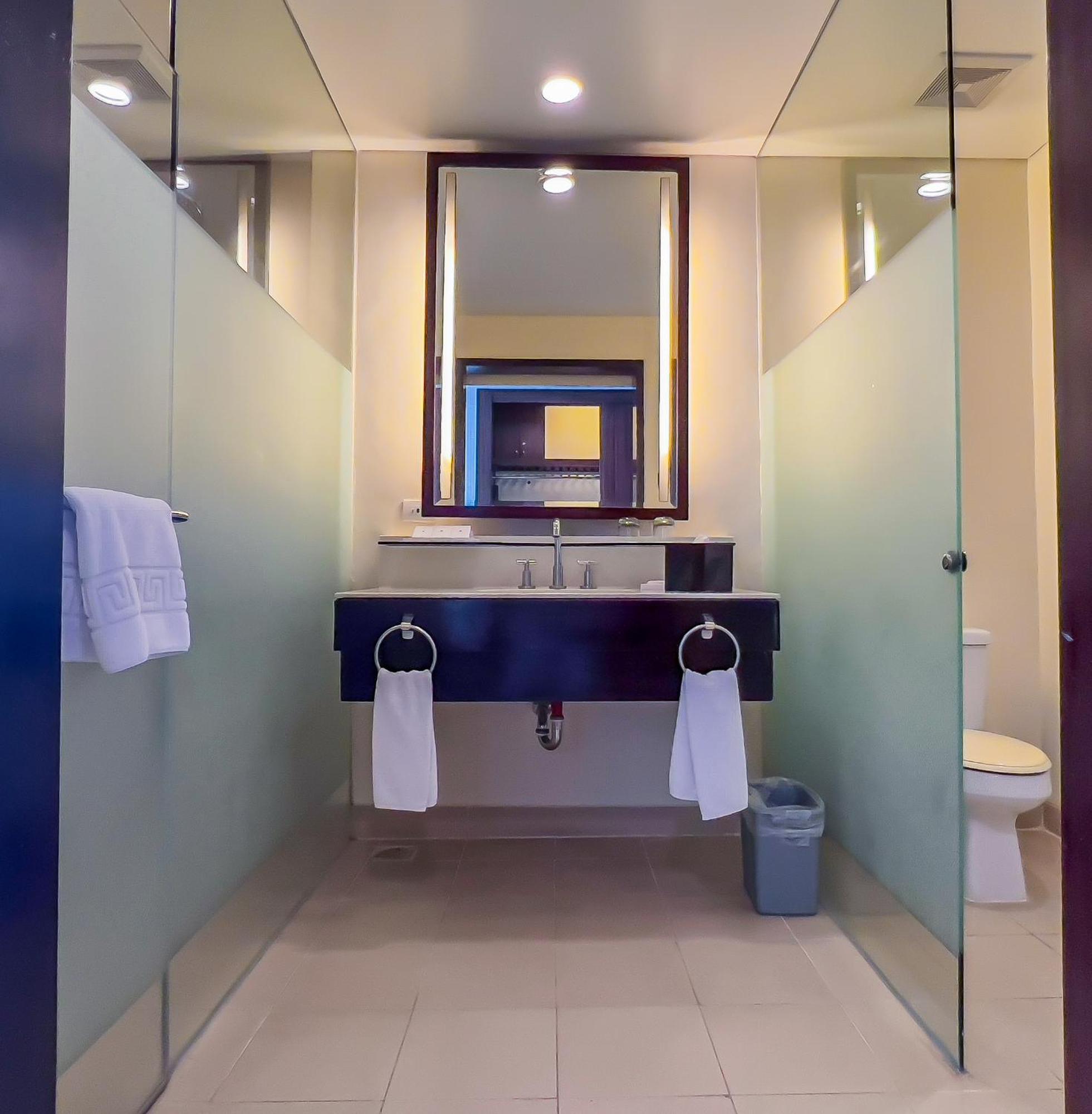 Taal Vista Hotel Tagaytay City Exteriér fotografie A bathroom in a hotel