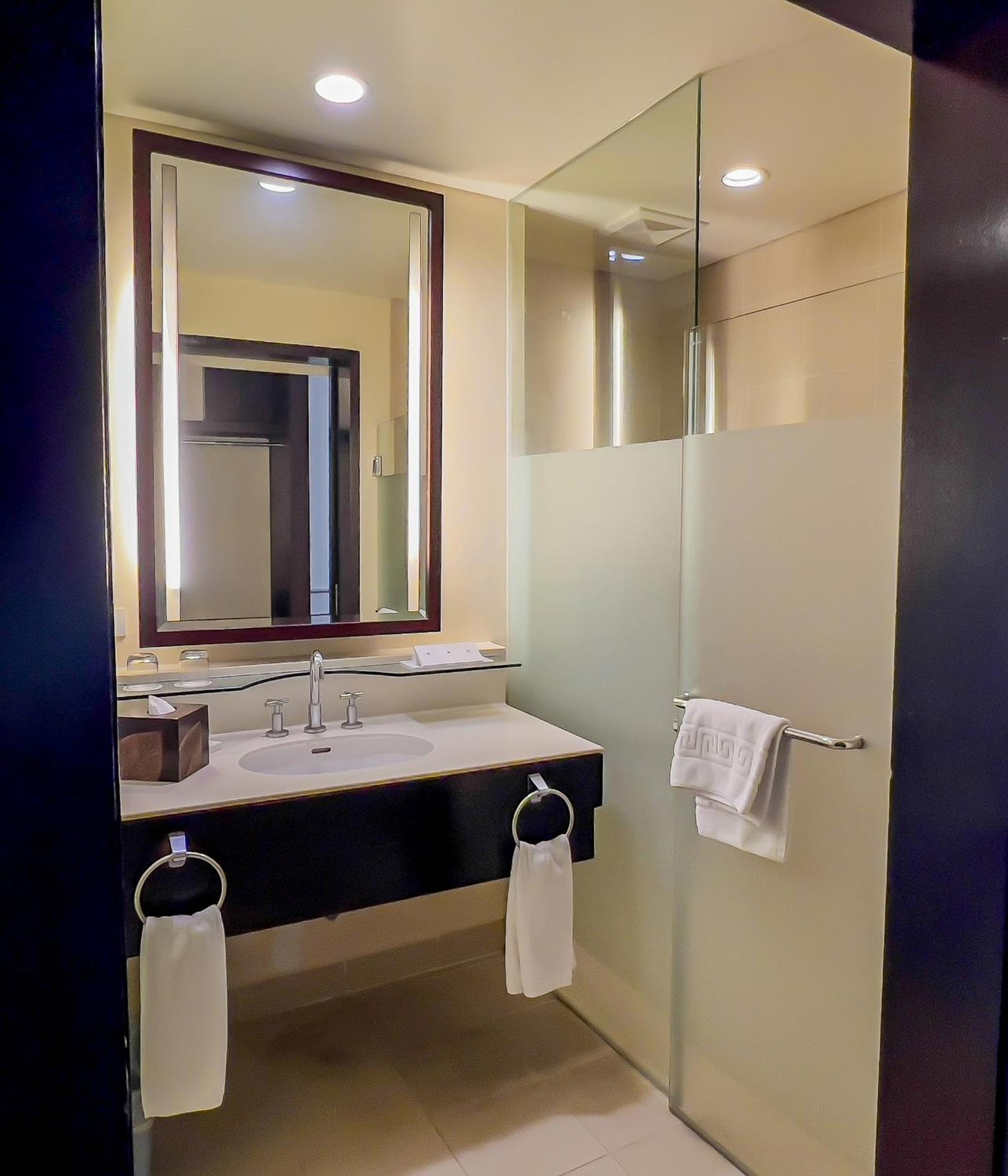 Taal Vista Hotel Tagaytay City Exteriér fotografie Bathroom