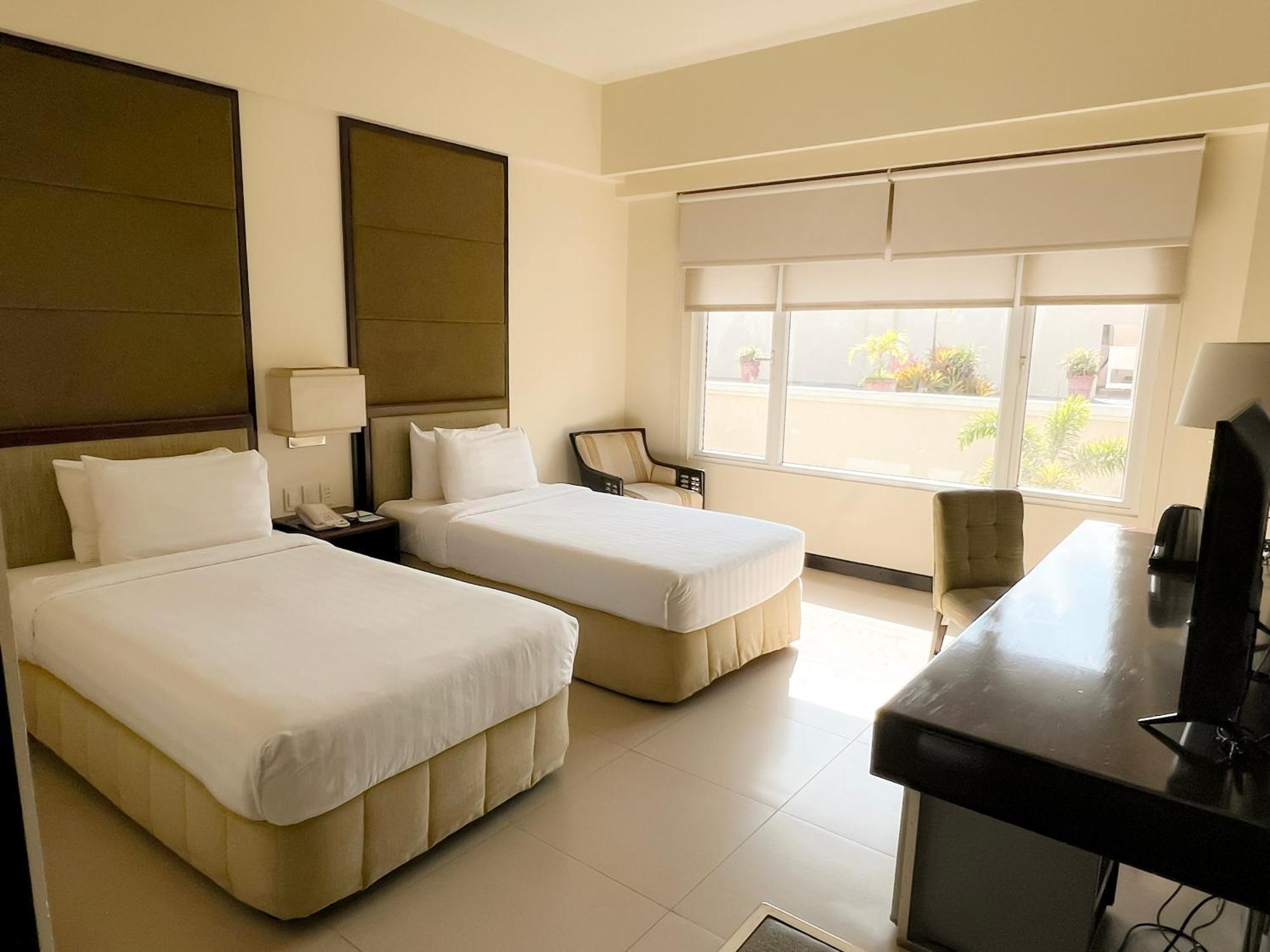Taal Vista Hotel Tagaytay City Exteriér fotografie A room at the hotel