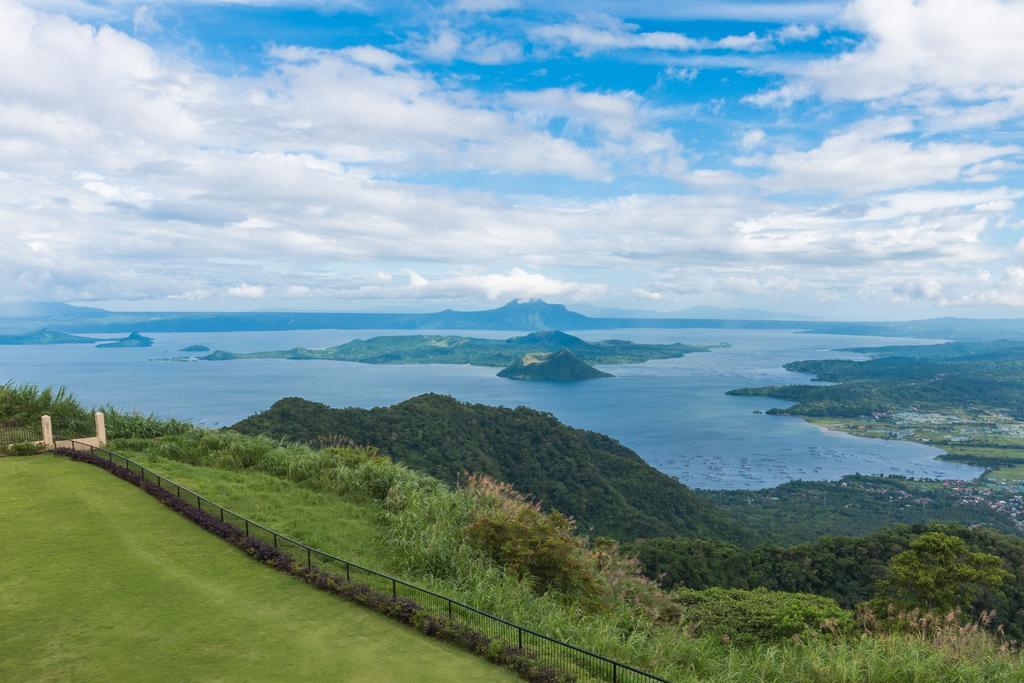 Taal Vista Hotel Tagaytay City Exteriér fotografie View of Taal Volcano from Tagaytay