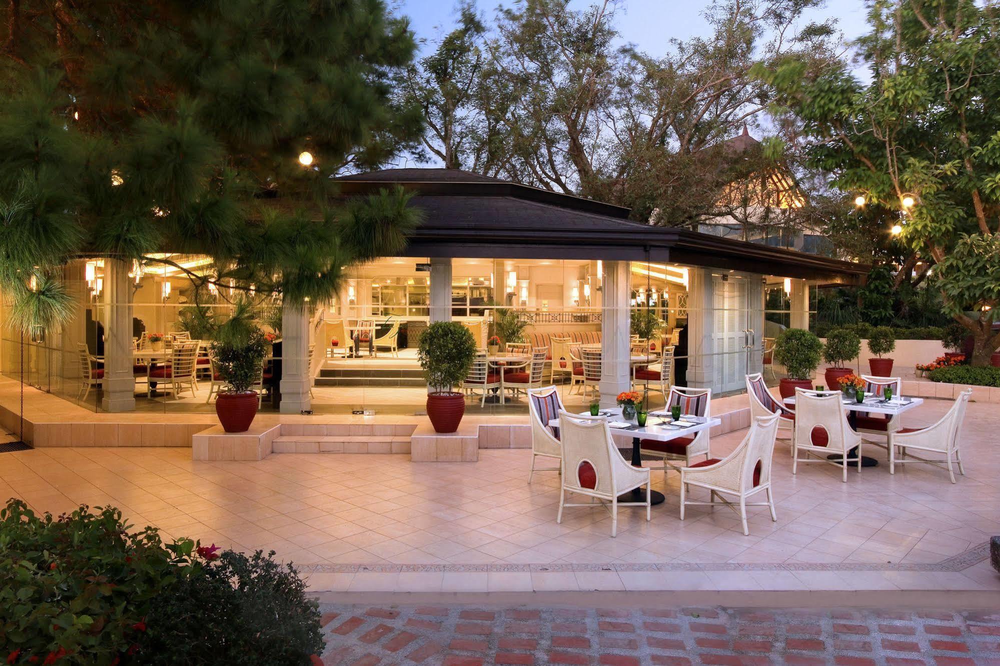 Taal Vista Hotel Tagaytay City Exteriér fotografie The outdoor dining area at the hotel