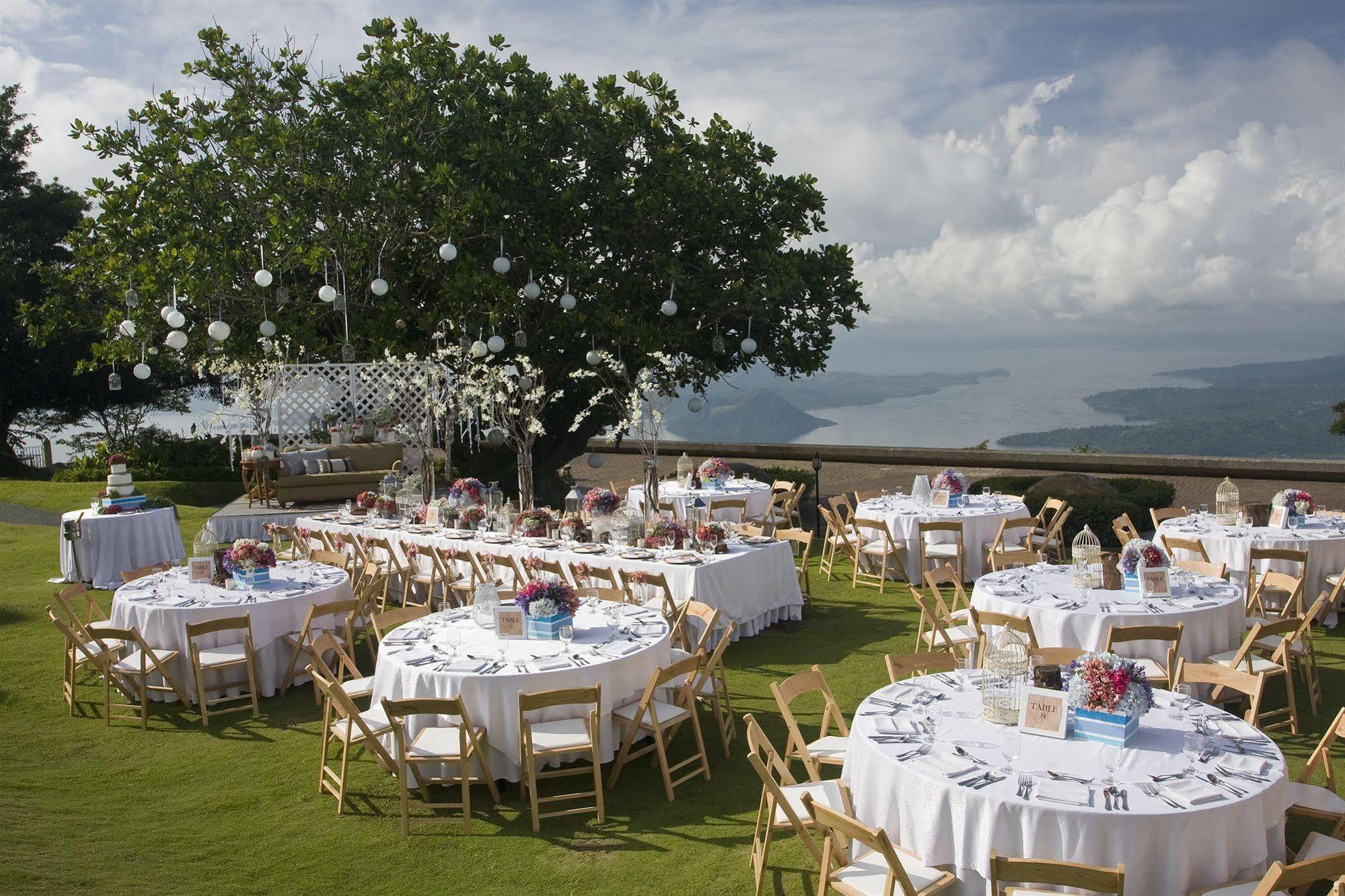 Taal Vista Hotel Tagaytay City Exteriér fotografie The lawn at the Shangri-La Hotel, Manila