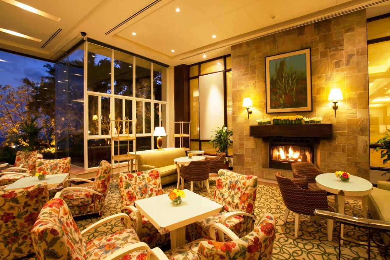 Taal Vista Hotel Tagaytay City Exteriér fotografie The lobby